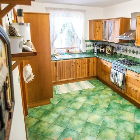 Prague Luxury Villa, Jacuzzi, Hi-speed Wifi, Hbo, Terrace Bustehrad