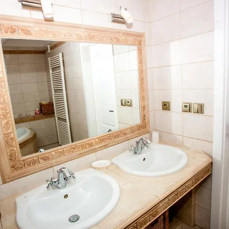 Prague Luxury Villa, Jacuzzi, Hi-speed Wifi, Hbo, Terrace Villa *