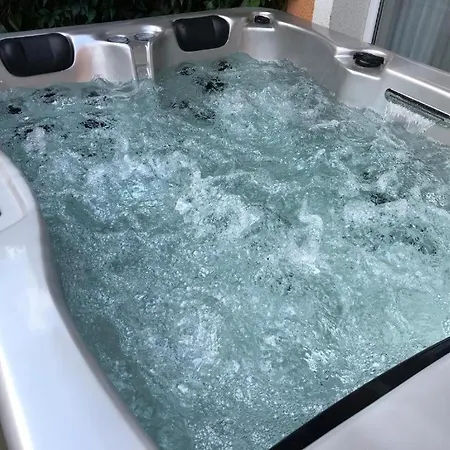 Villa Prague Luxury Villa, Jacuzzi, Hi-speed Wifi, Hbo, Terrace