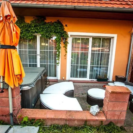 Prague Luxury Villa, Jacuzzi, Hi-speed Wifi, Hbo, Terrace * Bustehrad